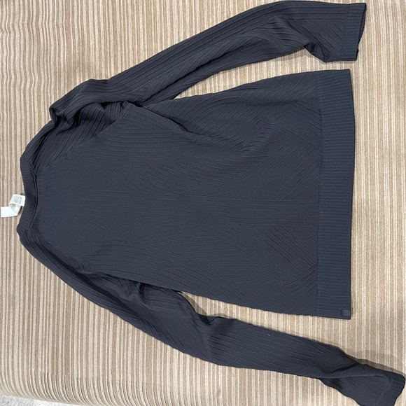 Black lululemon long sleeve size 4 - Picture 3 of 3